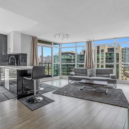 2 Bedroom Waterfront Condo Downtown W/ Free Parking トロント エクステリア 写真