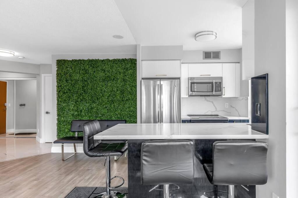 2 Bedroom Waterfront Condo Downtown W/ Free Parking トロント エクステリア 写真
