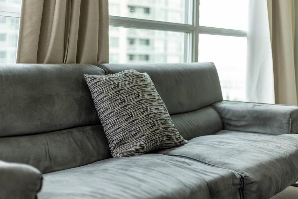 2 Bedroom Waterfront Condo Downtown W/ Free Parking トロント エクステリア 写真