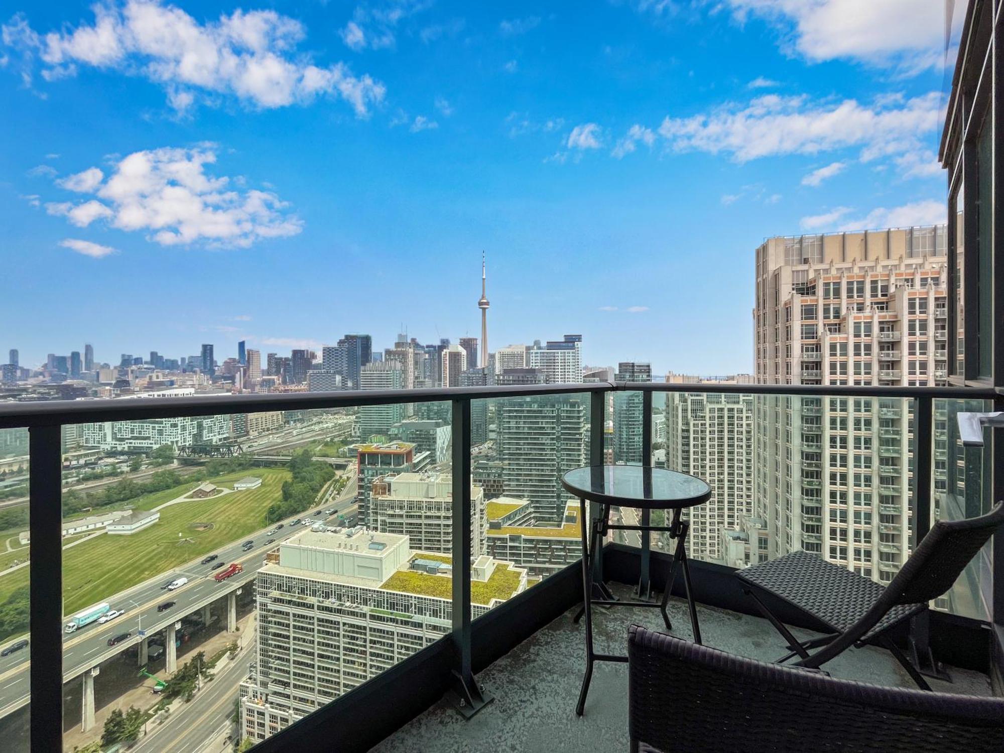 2 Bedroom Waterfront Condo Downtown W/ Free Parking トロント エクステリア 写真