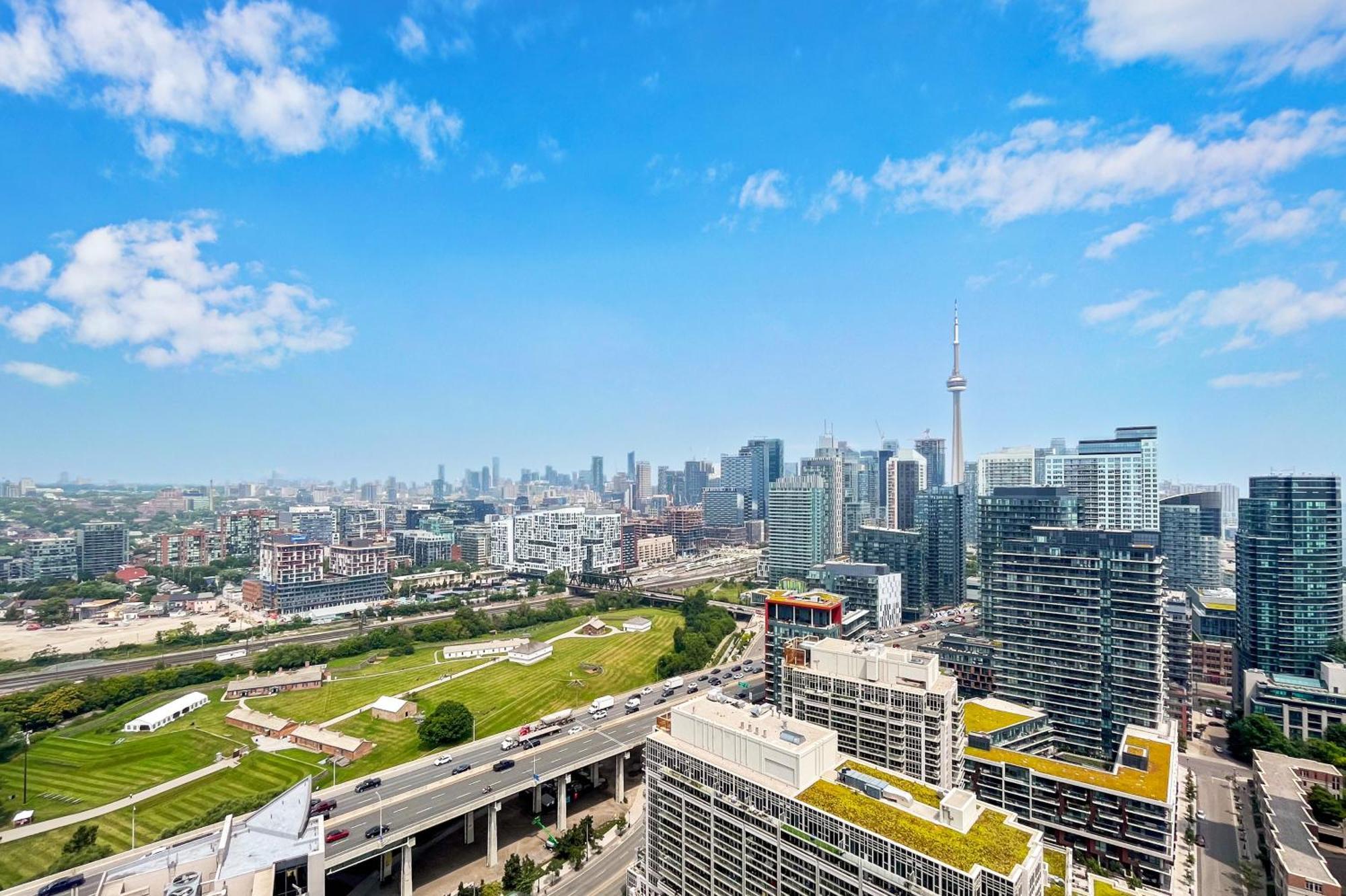 2 Bedroom Waterfront Condo Downtown W/ Free Parking トロント エクステリア 写真