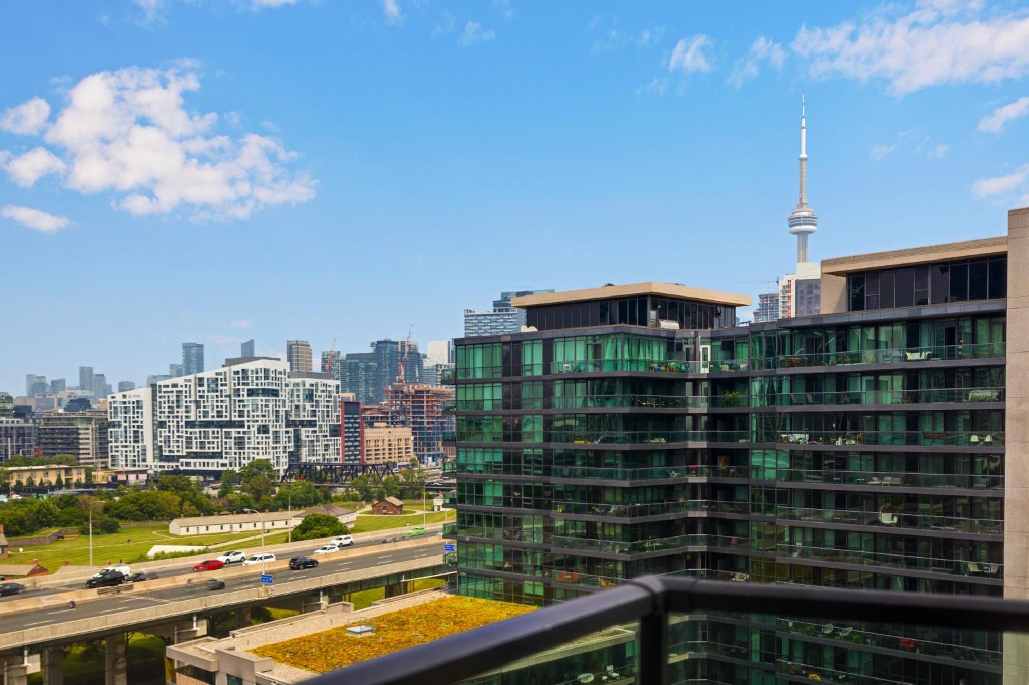 2 Bedroom Waterfront Condo Downtown W/ Free Parking トロント エクステリア 写真