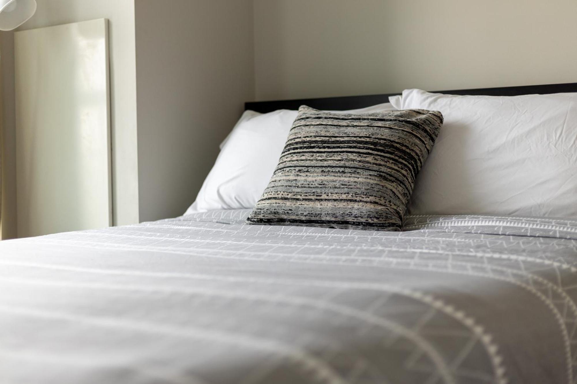 2 Bedroom Waterfront Condo Downtown W/ Free Parking トロント エクステリア 写真