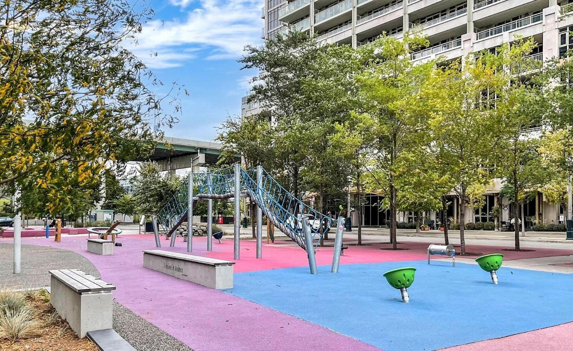 2 Bedroom Waterfront Condo Downtown W/ Free Parking トロント エクステリア 写真