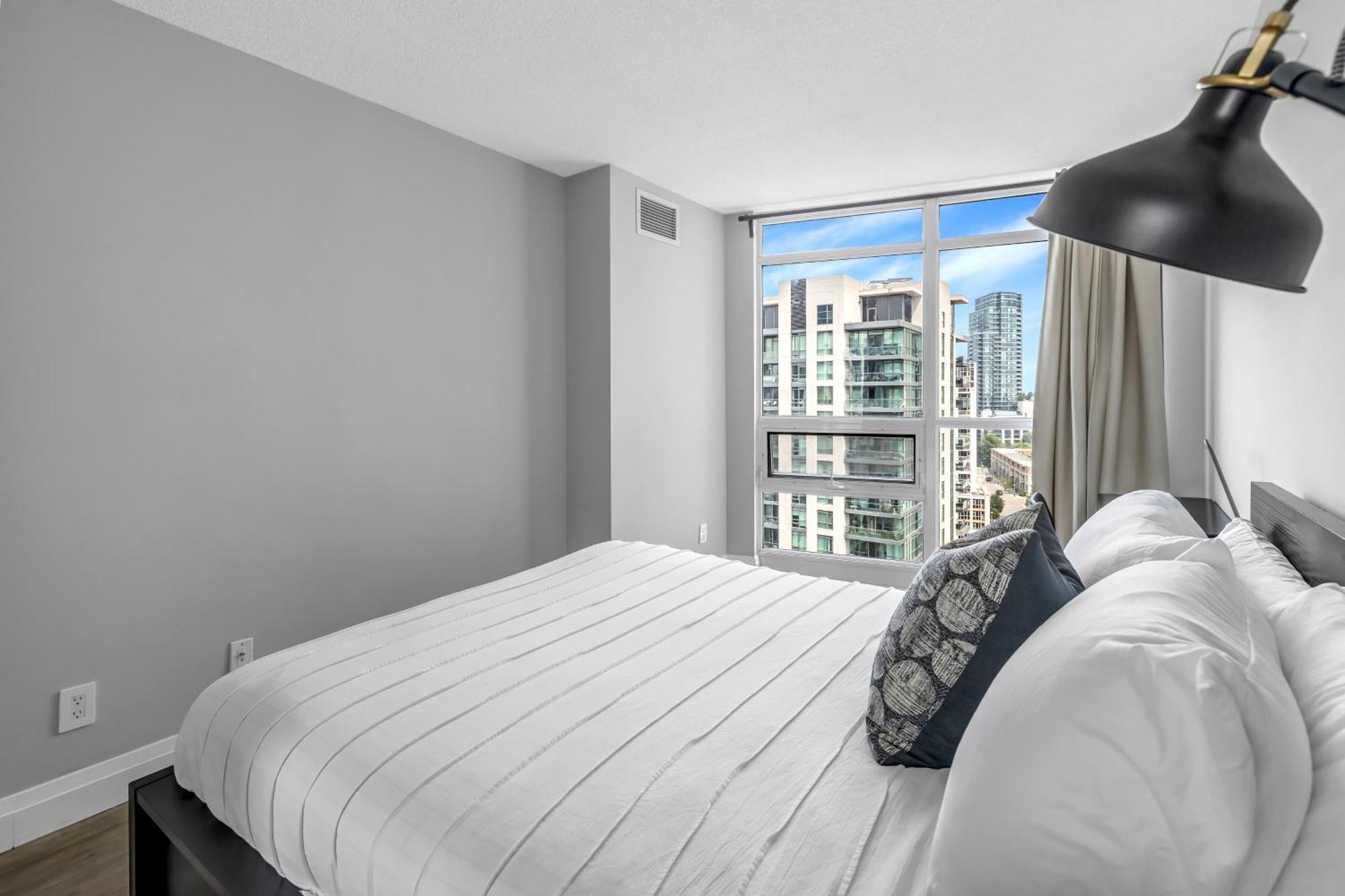 2 Bedroom Waterfront Condo Downtown W/ Free Parking トロント エクステリア 写真